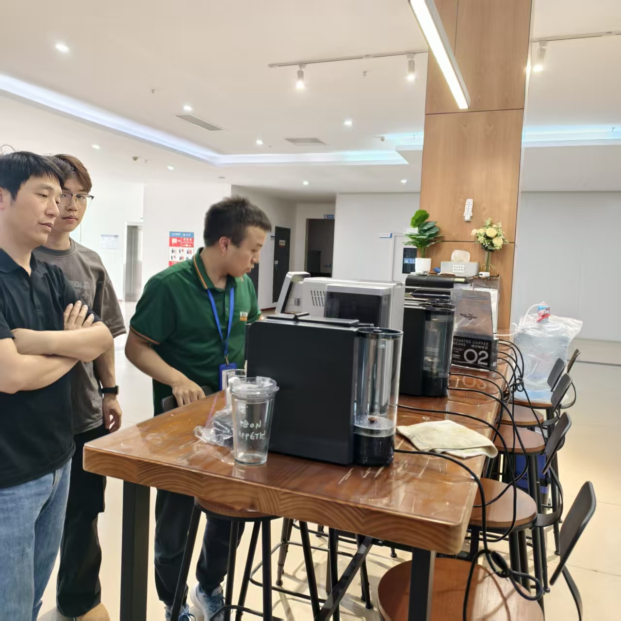 Aosom E-COMMERCE INC. جنرل منیجر تانگ نے سیور کا دورہ کیا اور مکمل طور پر خودکار کافی مشین SV205 کا معائنہ کیا۔